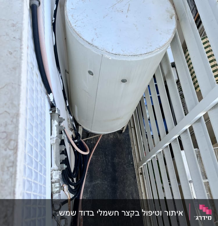 דוד שמש לבן עם צינורות מחוברים על גג